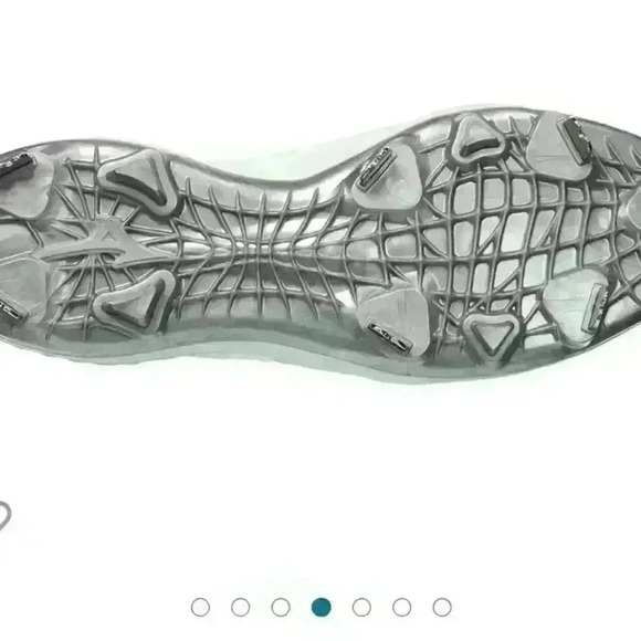 Women's softball cleat - Picture 2 of 2